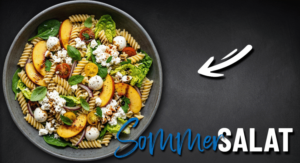 Nudelsalat mit Pfirsichen, Tomaten, Mozzarella, Blattsalat und frischen Kräutern in einer Schüssel.